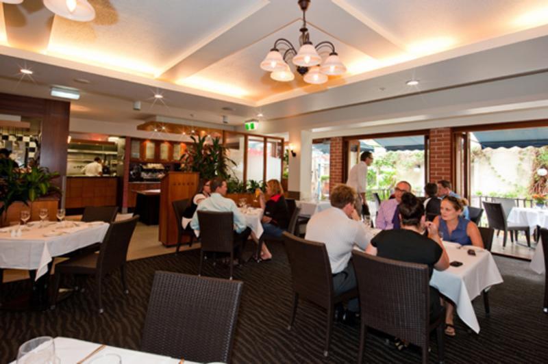 Ramada By Wyndham Brisbane Windsor Hotell Restaurang bild